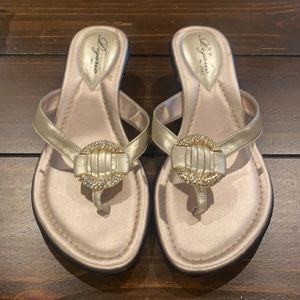 Dezario platinum colored flip flop sandals size 7